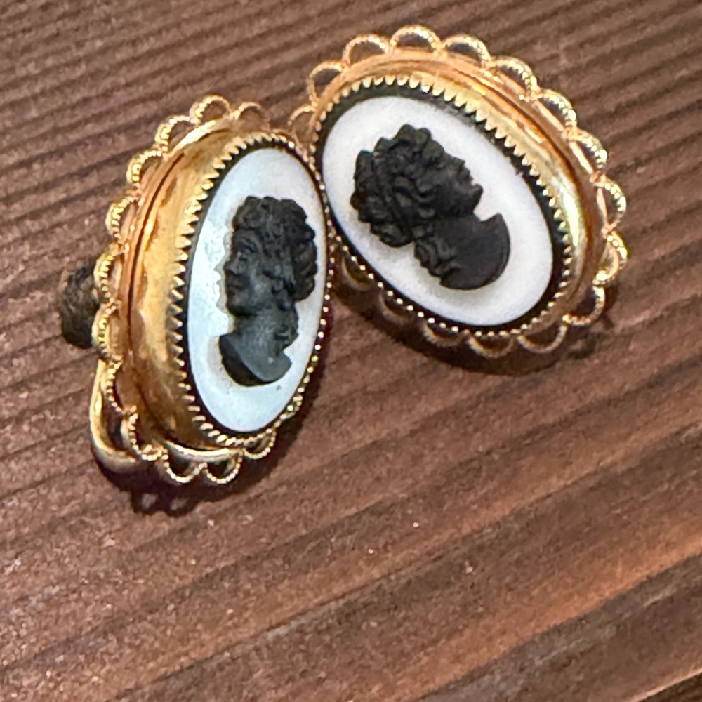 Vintage Elegant Gold and Black Cameo Screw Back Earrings - Picture 3 of 8